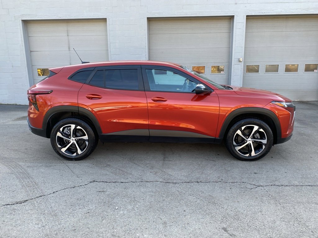 Used 2024 Chevrolet Trax RS w/ Sunroof Package image 2