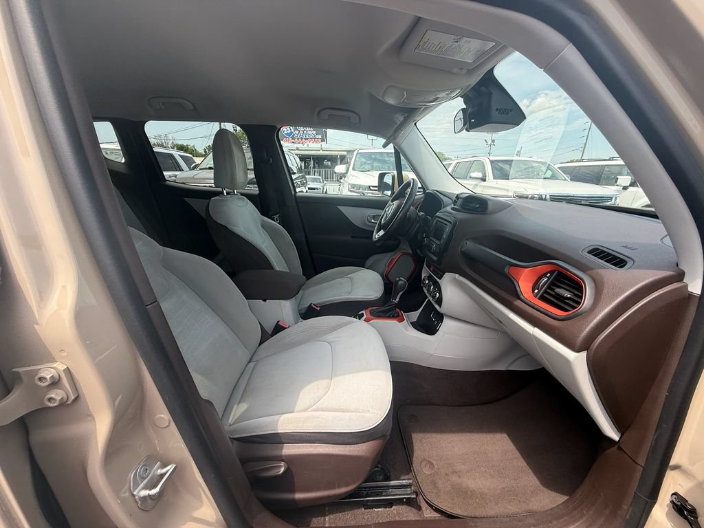 Used 2015 Jeep Renegade Latitude w/ Cold Weather Group FWD image 23