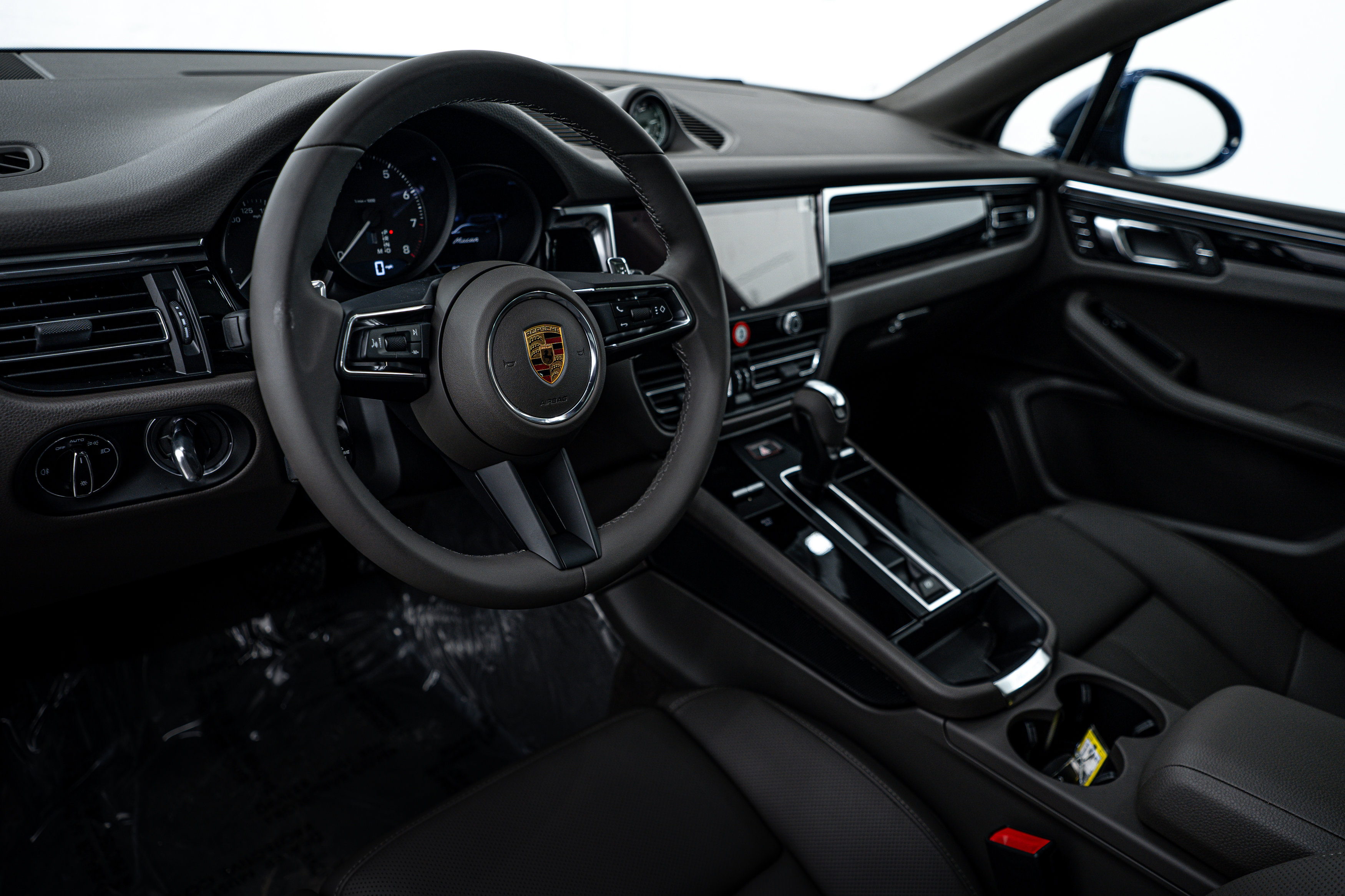 Certified 2025 Porsche Macan image 4