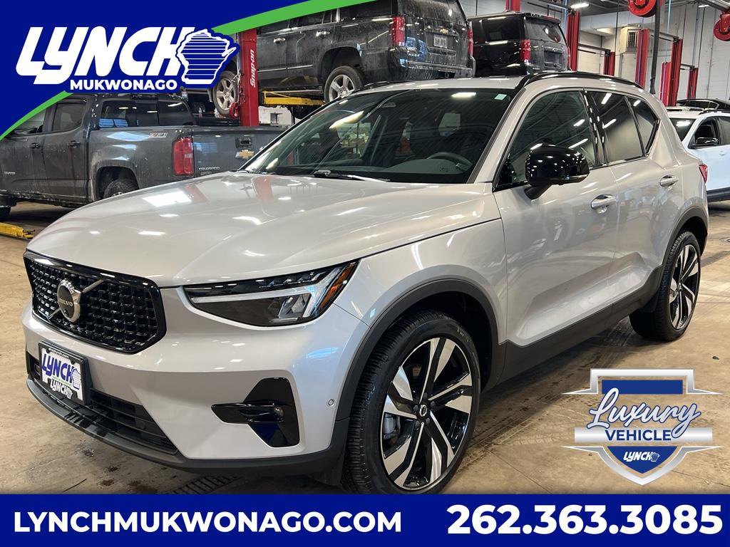 Used 2025 Volvo XC40 B5 Plus image 1