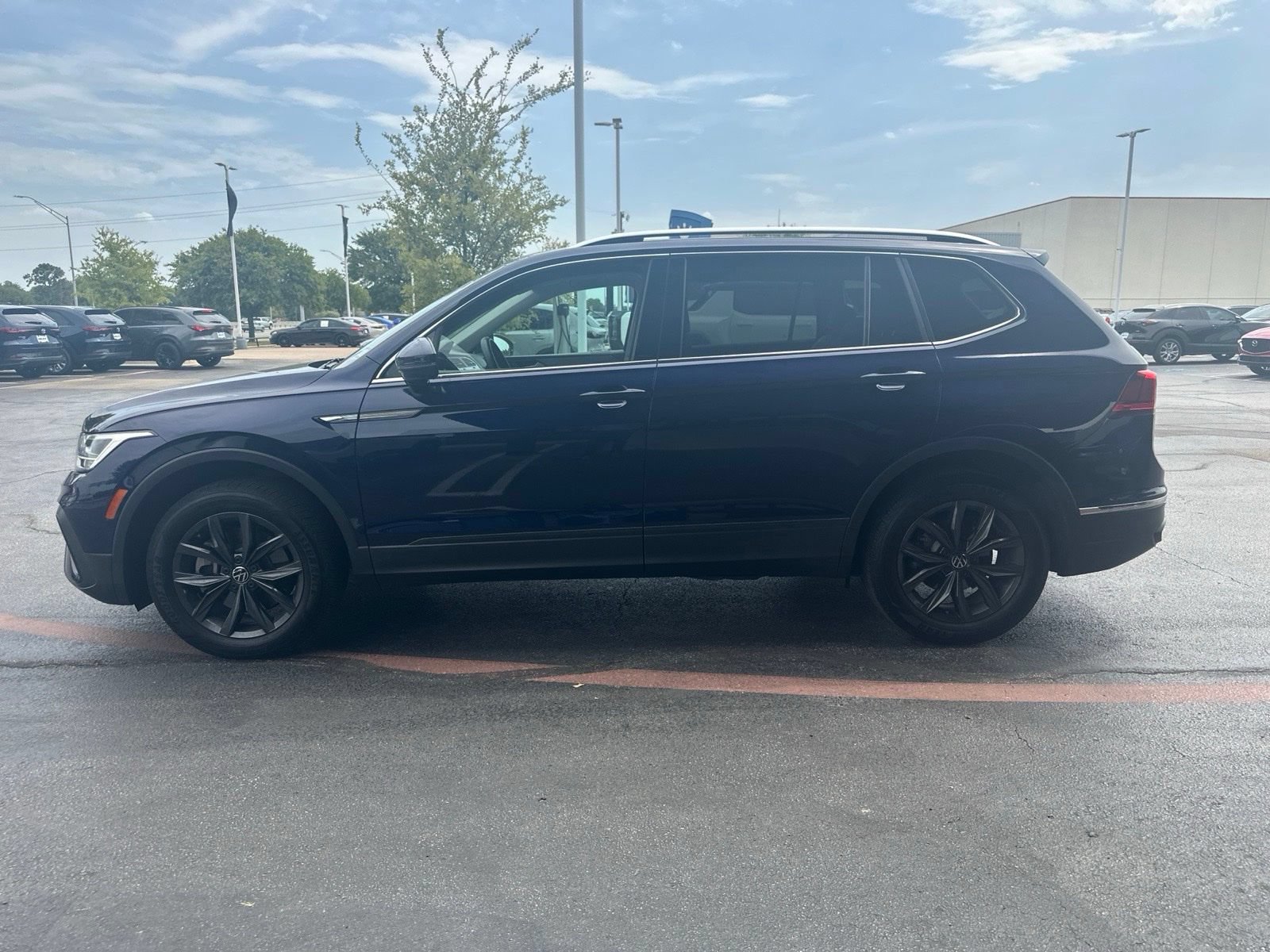 Used 2023 Volkswagen Tiguan SE w/ Panoramic Sunroof Package FWD image 4