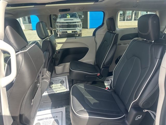 Used 2024 Chrysler Pacifica Limited image 15