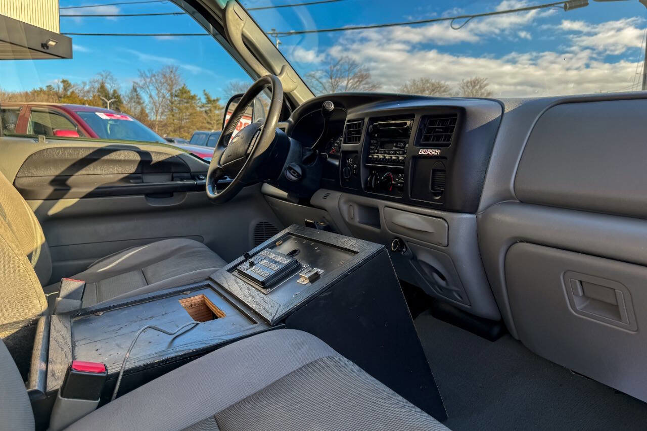 Used 2005 Ford Excursion XLT image 11