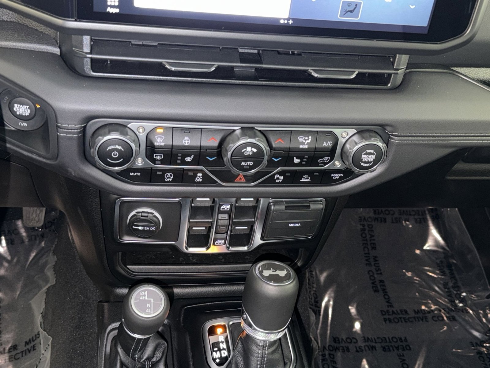 Used 2025 Jeep Wrangler Sahara image 21