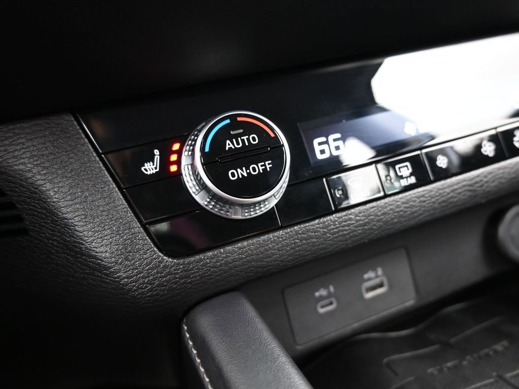 Used 2023 Mitsubishi Outlander SE image 28