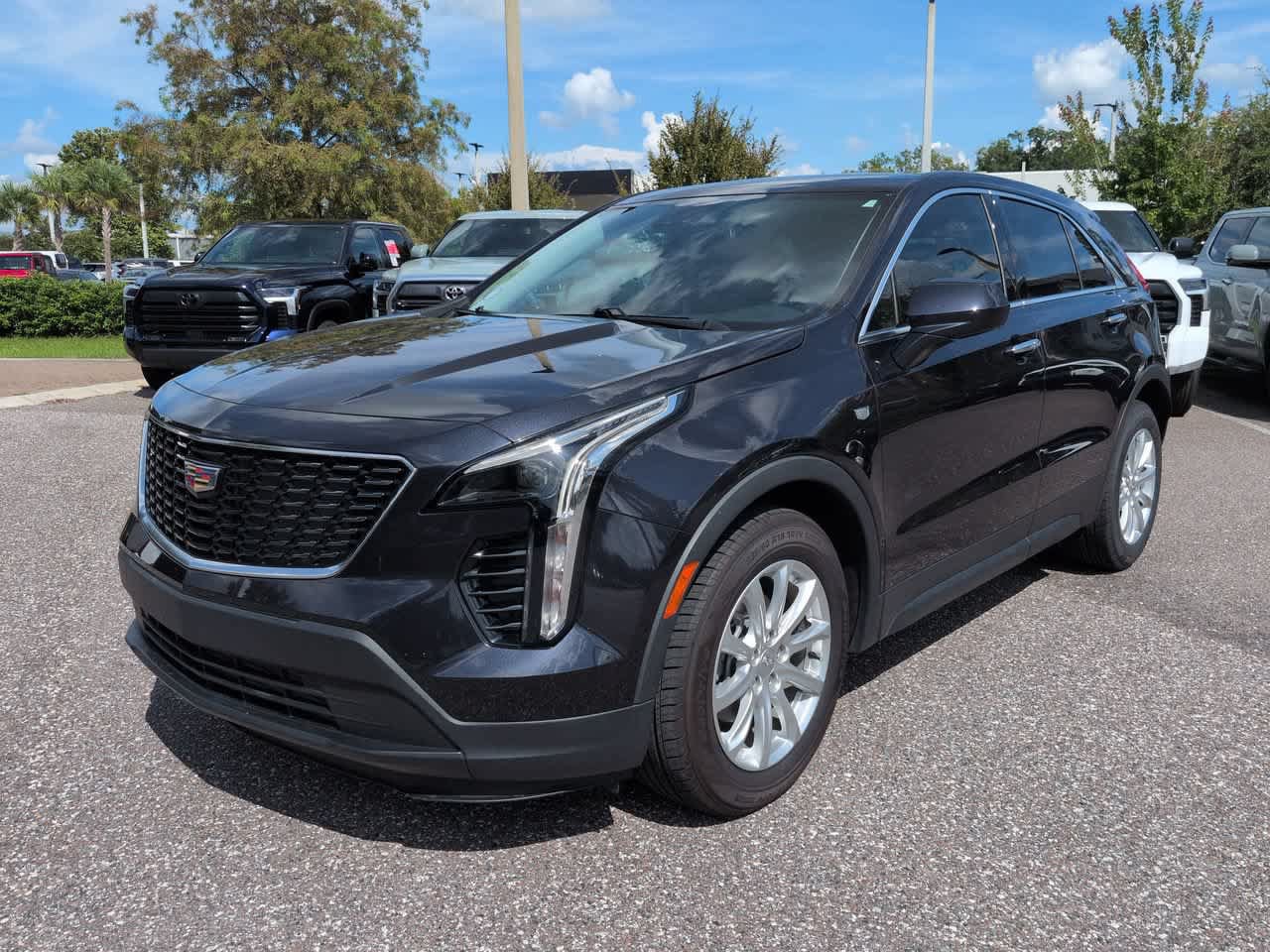 Used 2023 Cadillac XT4 Luxury FWD image 2