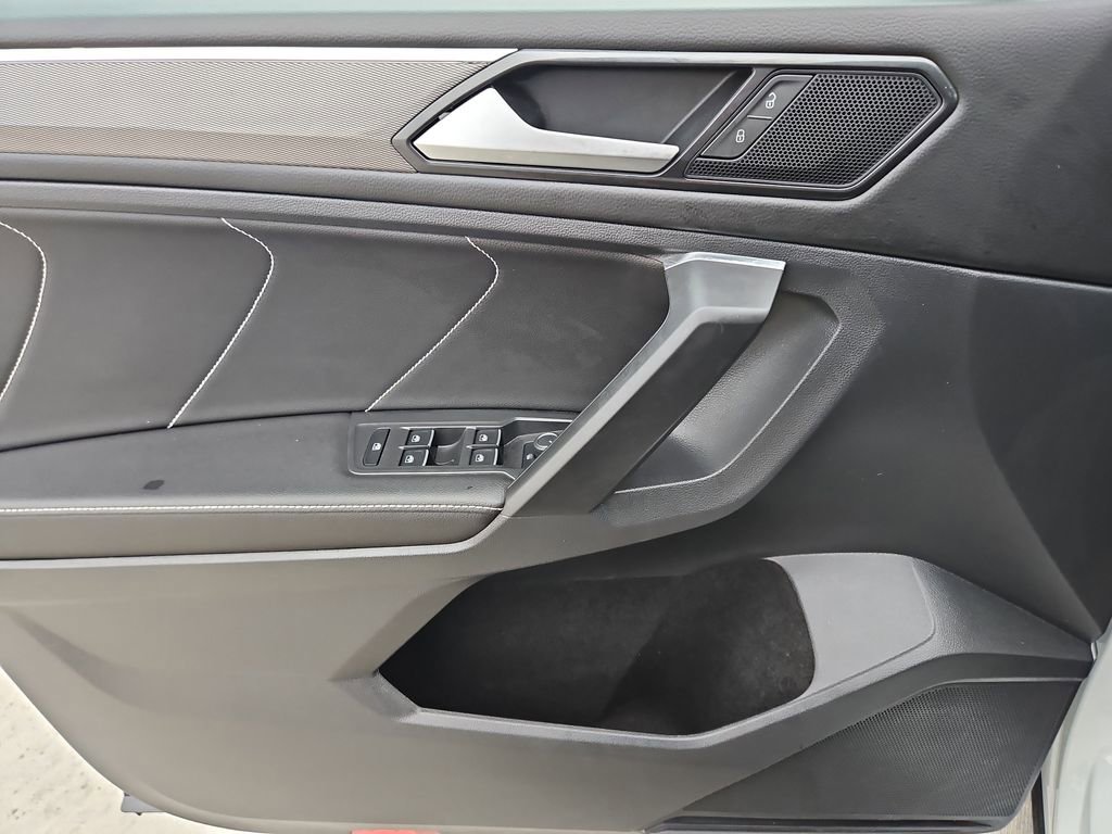 Used 2023 Volkswagen Tiguan SE R-Line image 15