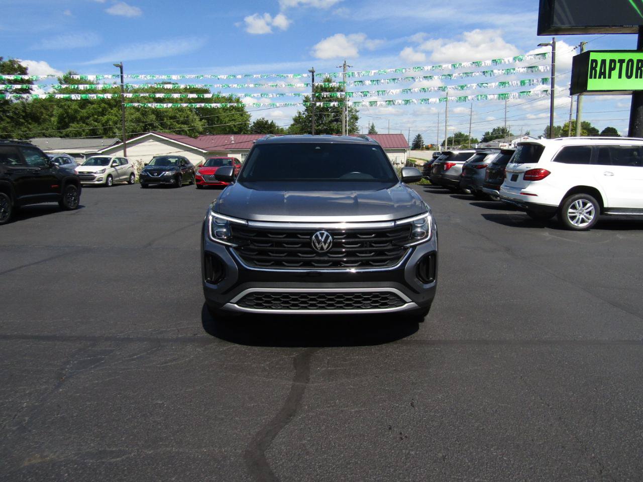Used 2024 Volkswagen Atlas Cross Sport SE AWD/4WD image 2