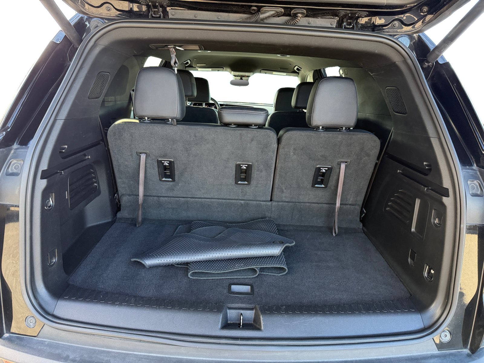Used 2025 Chevrolet Traverse LT FWD image 17