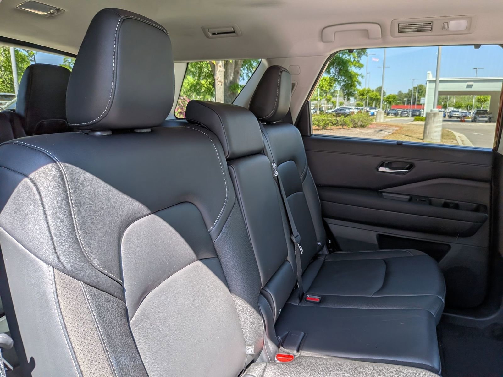 Used 2023 Nissan Pathfinder SL AWD/4WD image 35