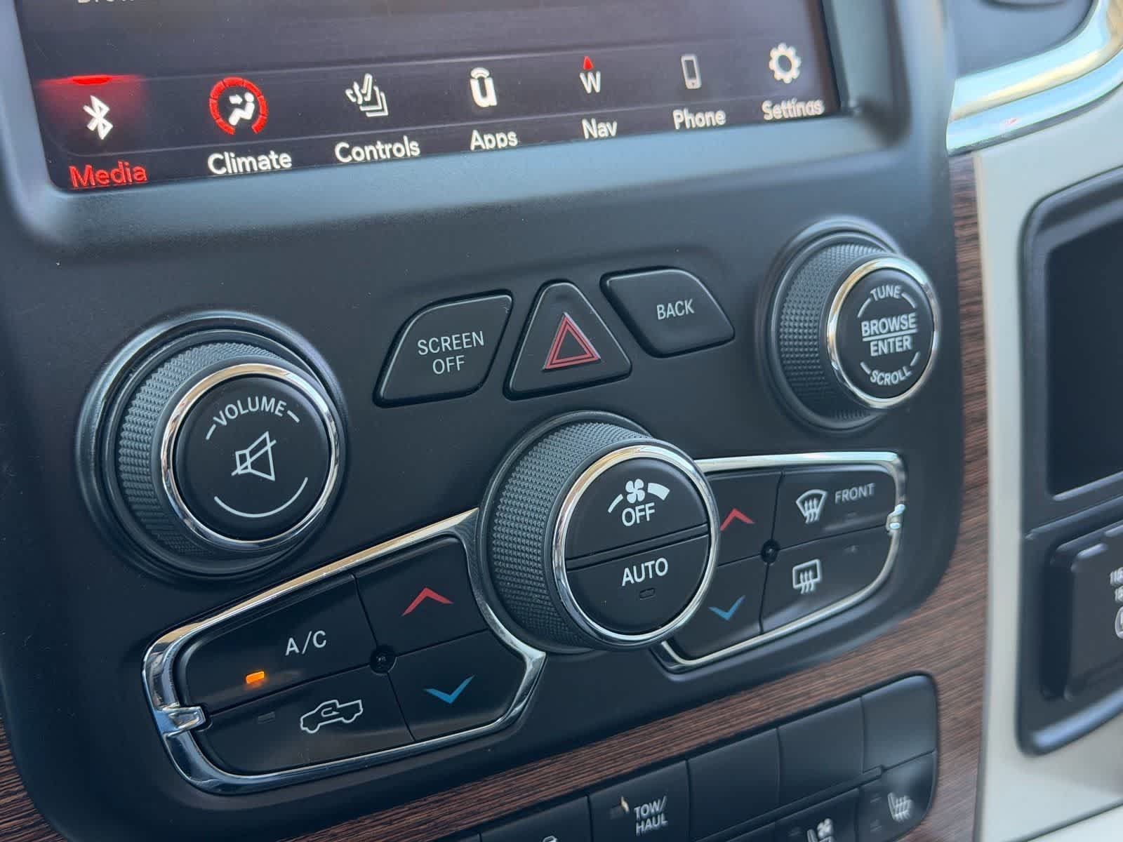 Used 2019 RAM 1500 Laramie w/ Convenience Group AWD/4WD image 17