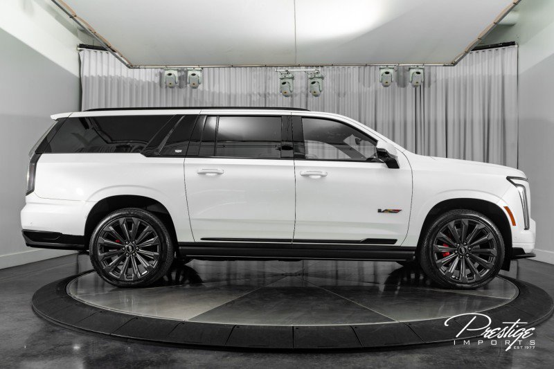 Used 2025 Cadillac Escalade ESV V image 17