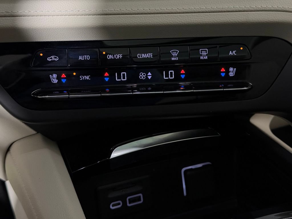 Used 2023 Buick Envision Avenir AWD/4WD image 21