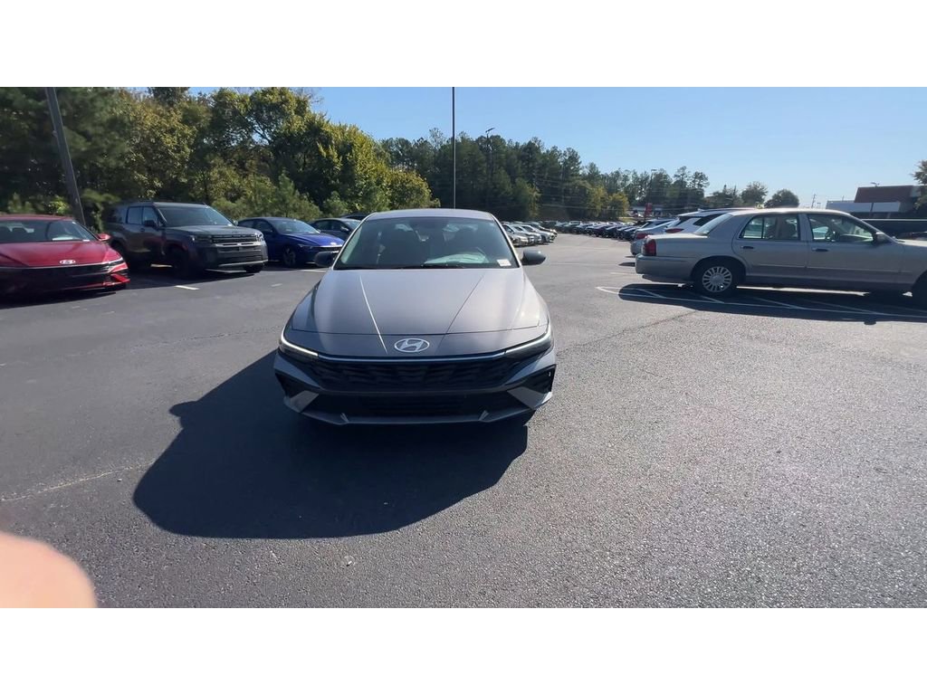 New 2025 Hyundai Elantra SEL image 3