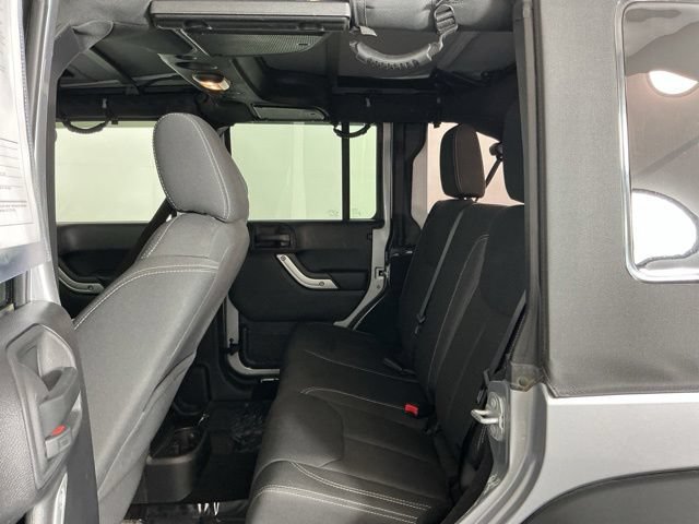 Used 2015 Jeep Wrangler Unlimited Rubicon w/ Connectivity Group AWD/4WD image 22