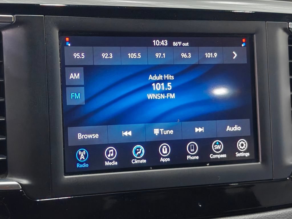Used 2020 Chrysler Voyager L FWD image 29