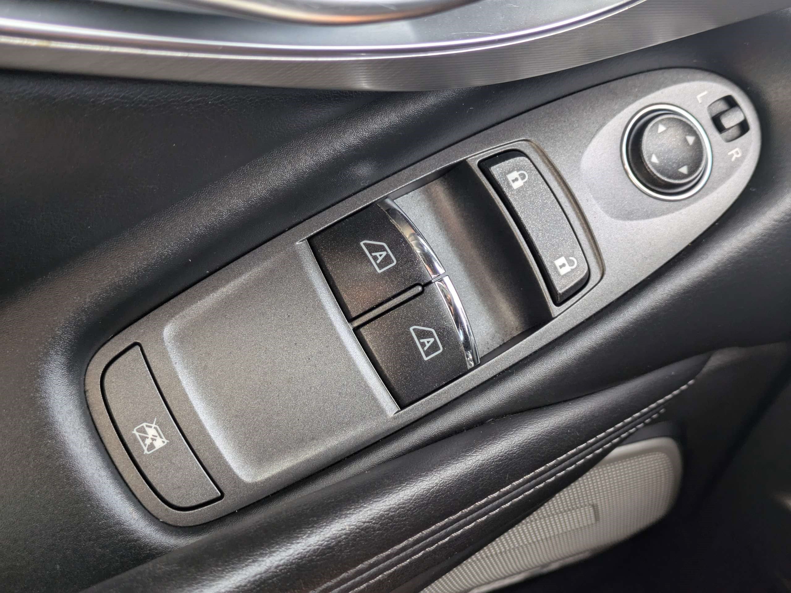 Used 2020 INFINITI Q60 3.0t Luxe RWD image 17