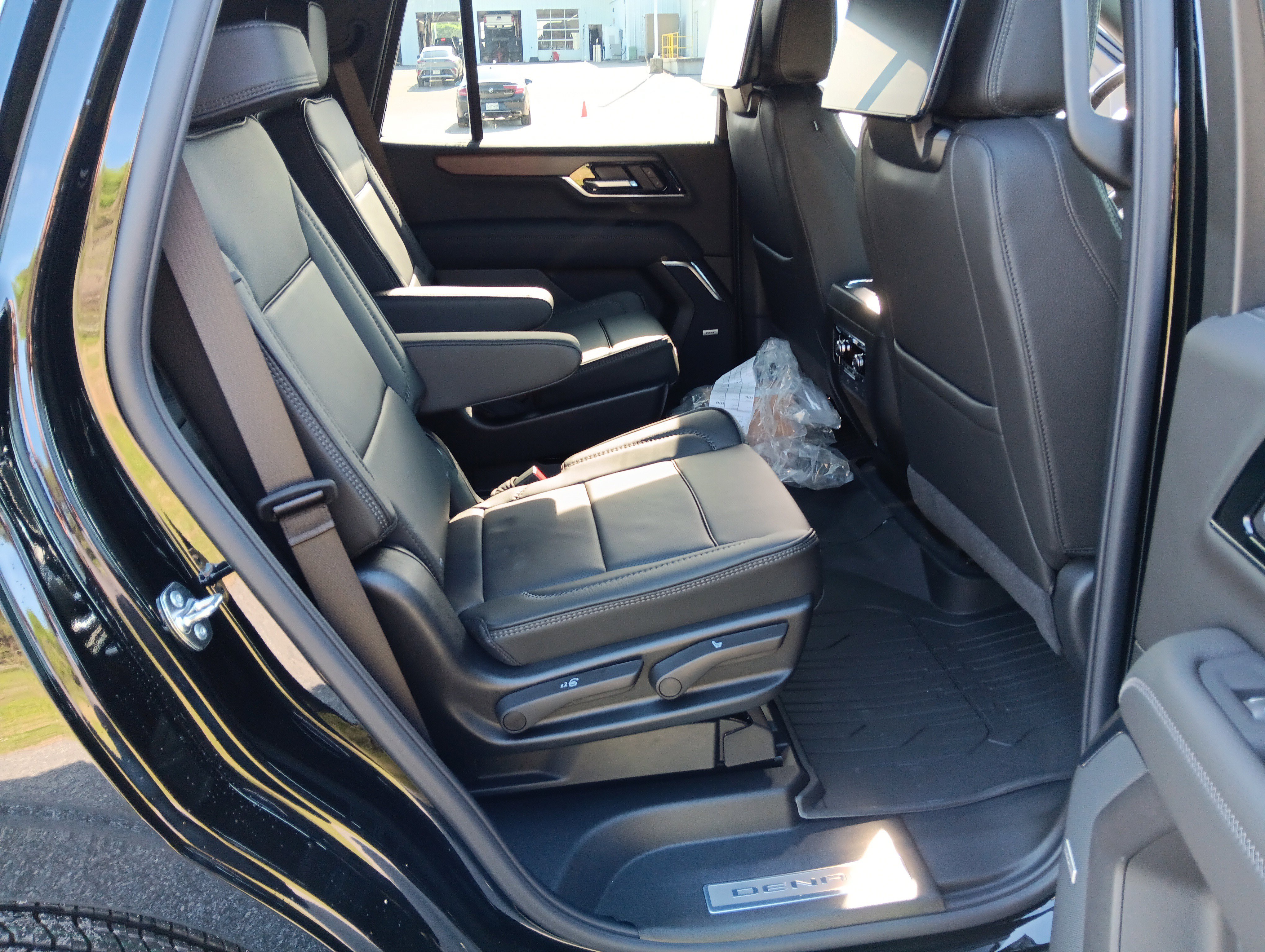 New 2026 GMC Yukon Denali w/ Denali Reserve Package AWD/4WD image 17
