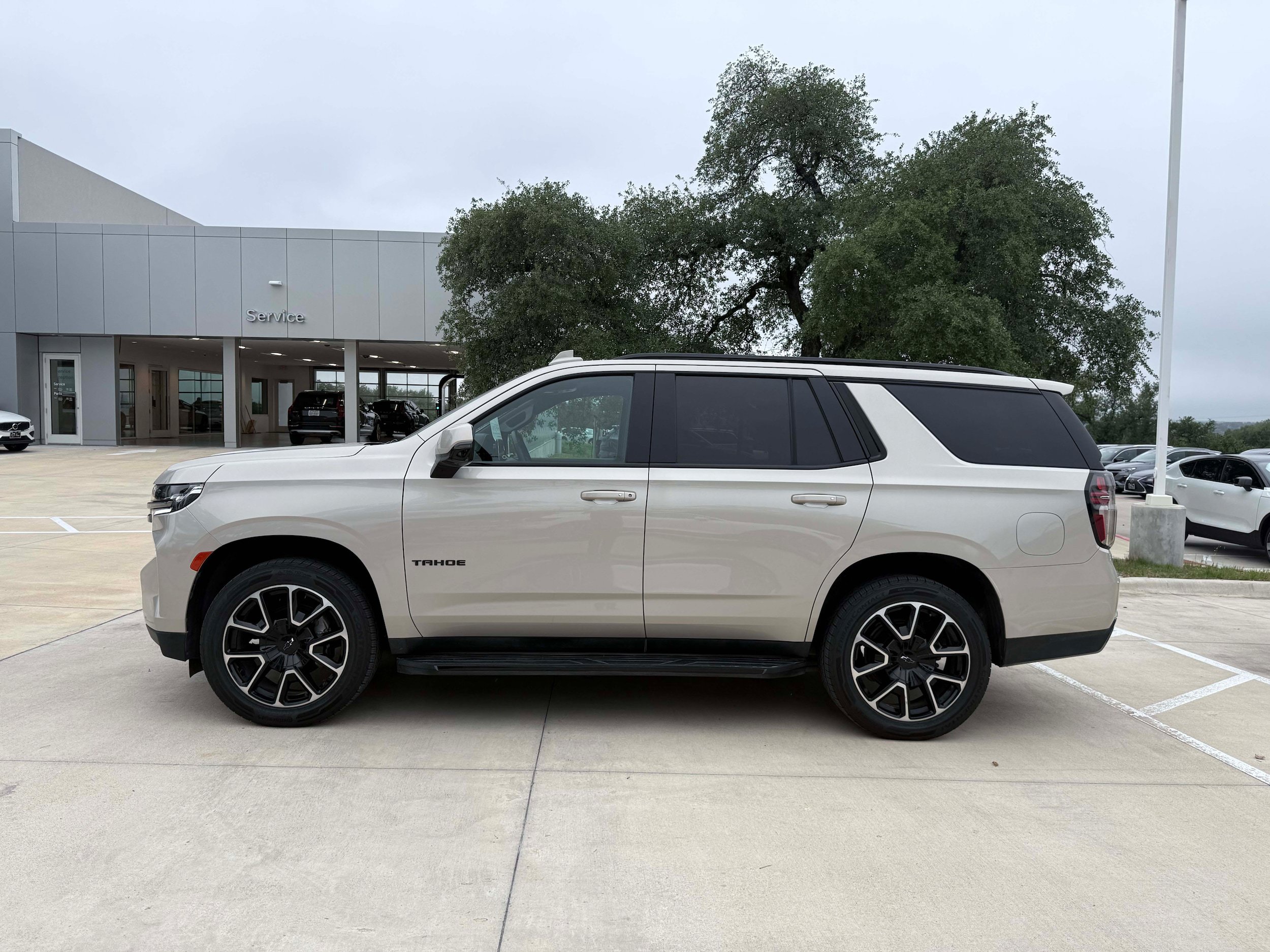 Used 2022 Chevrolet Tahoe RST w/ Luxury Package RWD image 3