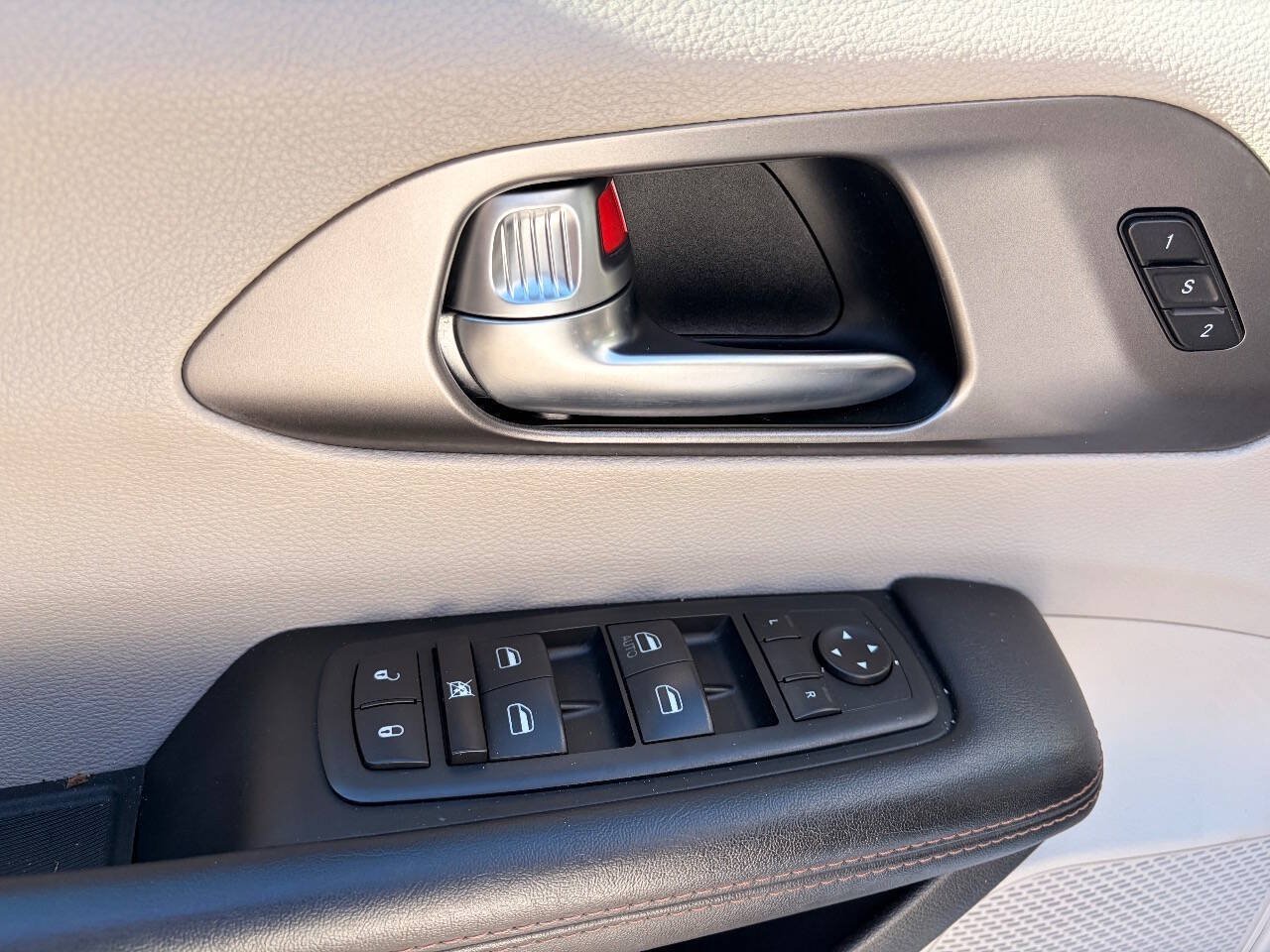 Used 2020 Chrysler Pacifica Touring-L FWD image 29