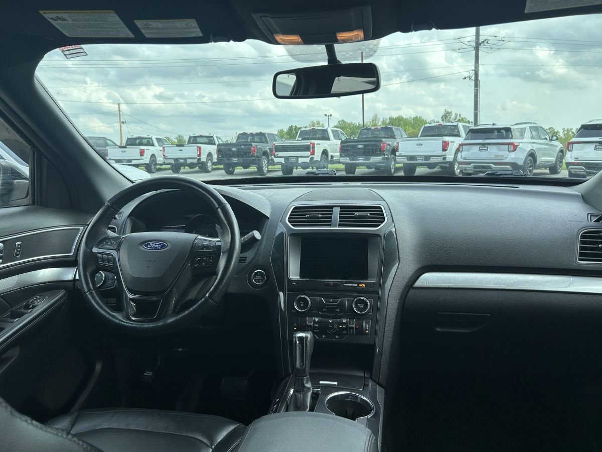 Used 2017 Ford Explorer XLT w/ Equipment Group 202A FWD image 11