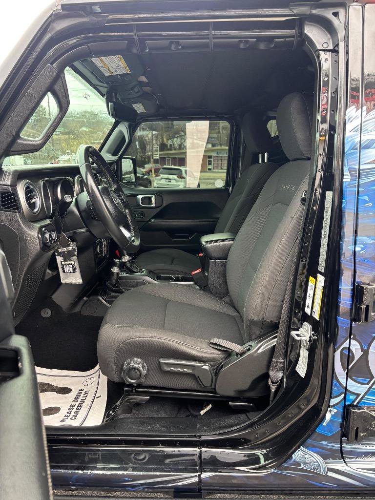Used 2018 Jeep Wrangler Unlimited Sahara w/ Uconnect 4C Nav & Sound Group AWD/4WD image 15