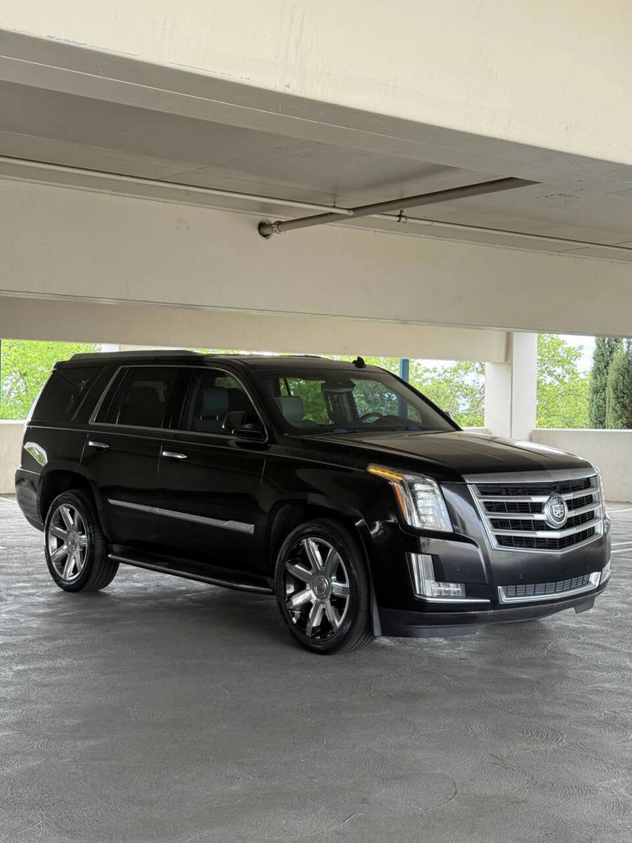 Used 2015 Cadillac Escalade Luxury AWD/4WD image 3