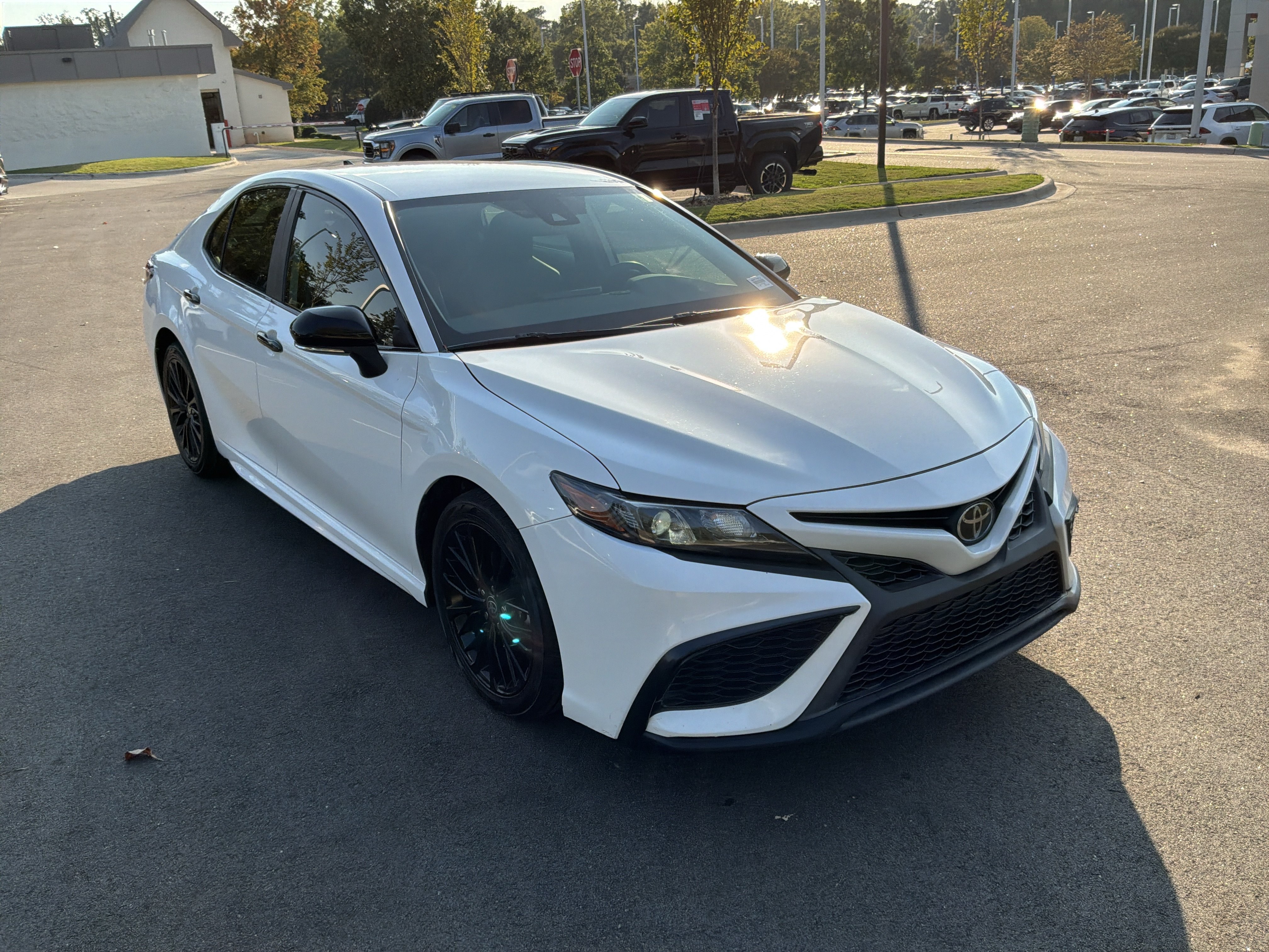 Used 2022 Toyota Camry SE w/ Convenience Package FWD image 14