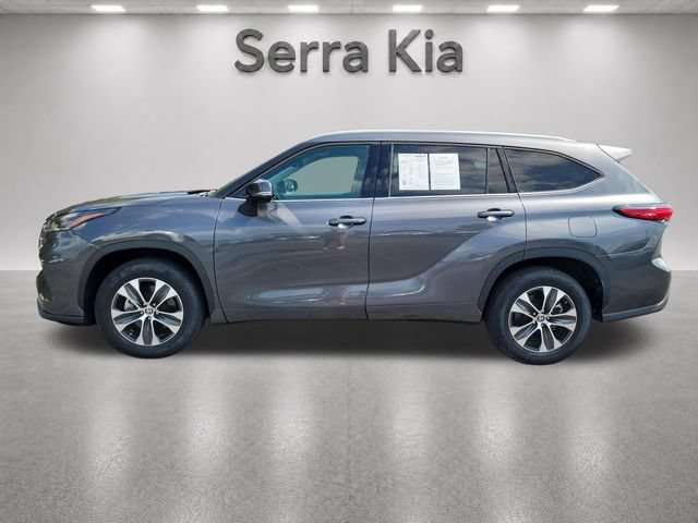 Used 2022 Toyota Highlander XLE FWD image 2