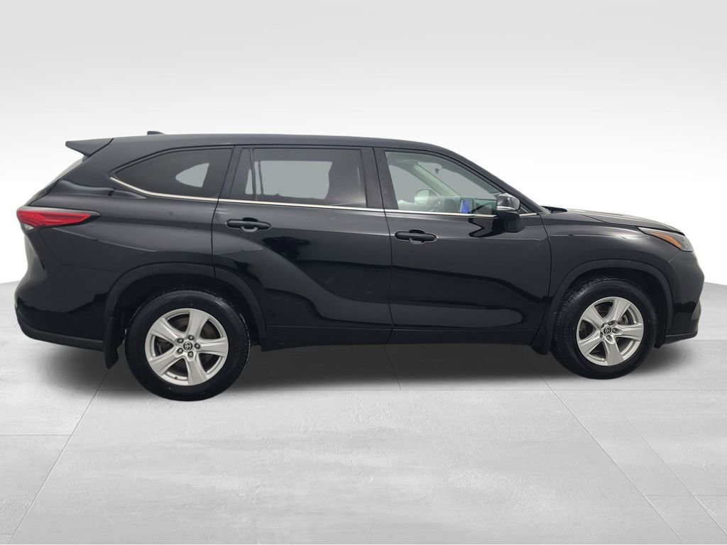 Used 2023 Toyota Highlander LE image 3