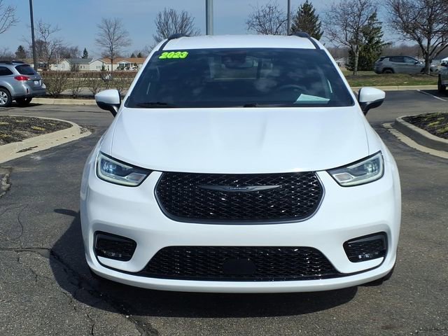 Used 2023 Chrysler Pacifica Touring-L w/ S Appearance Package image 2