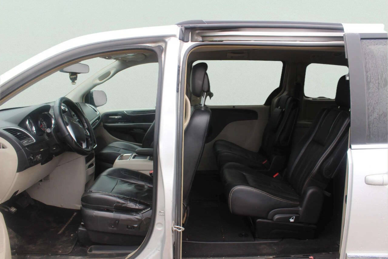 Used 2011 Chrysler Town & Country Touring-L w/ Entertainment Group #2 FWD image 7
