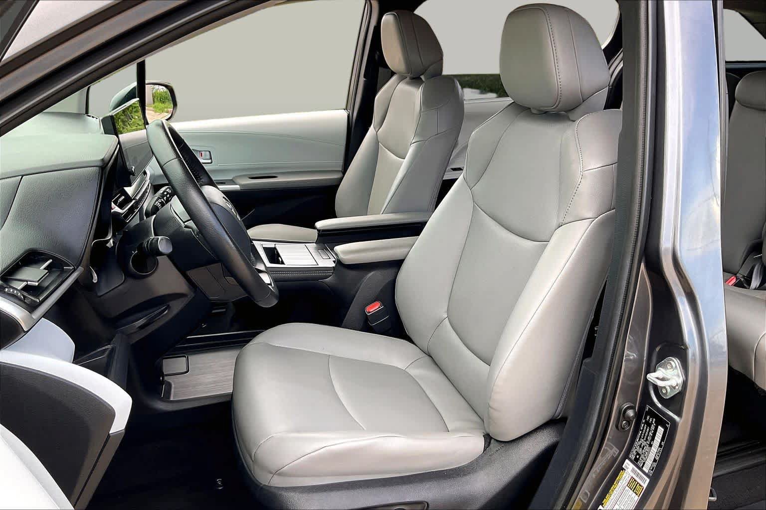 Used 2025 Toyota Sienna XLE FWD image 8