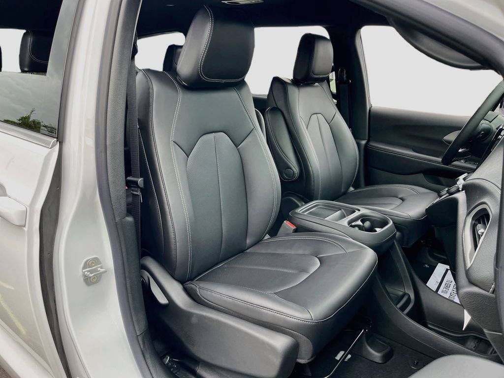 New 2027 Chrysler Pacifica Select FWD image 26