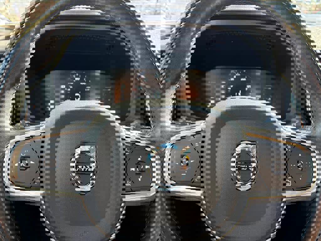 Used 2018 Volvo XC60 T6 Momentum w/ Convenience Package image 18