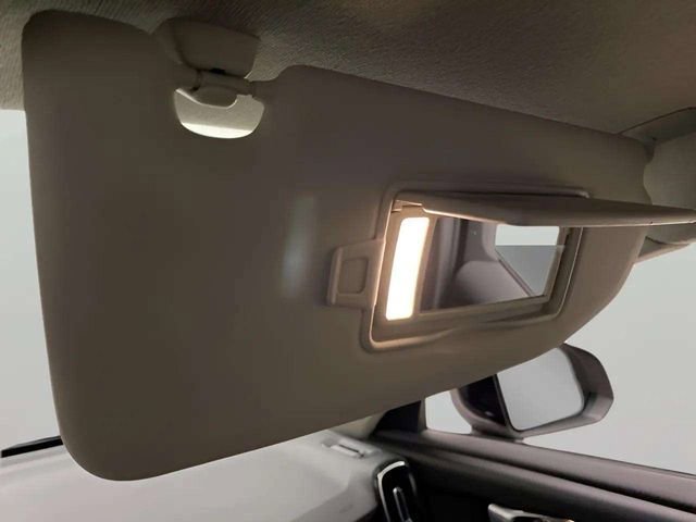 Used 2025 Volvo XC40 B5 Plus image 33