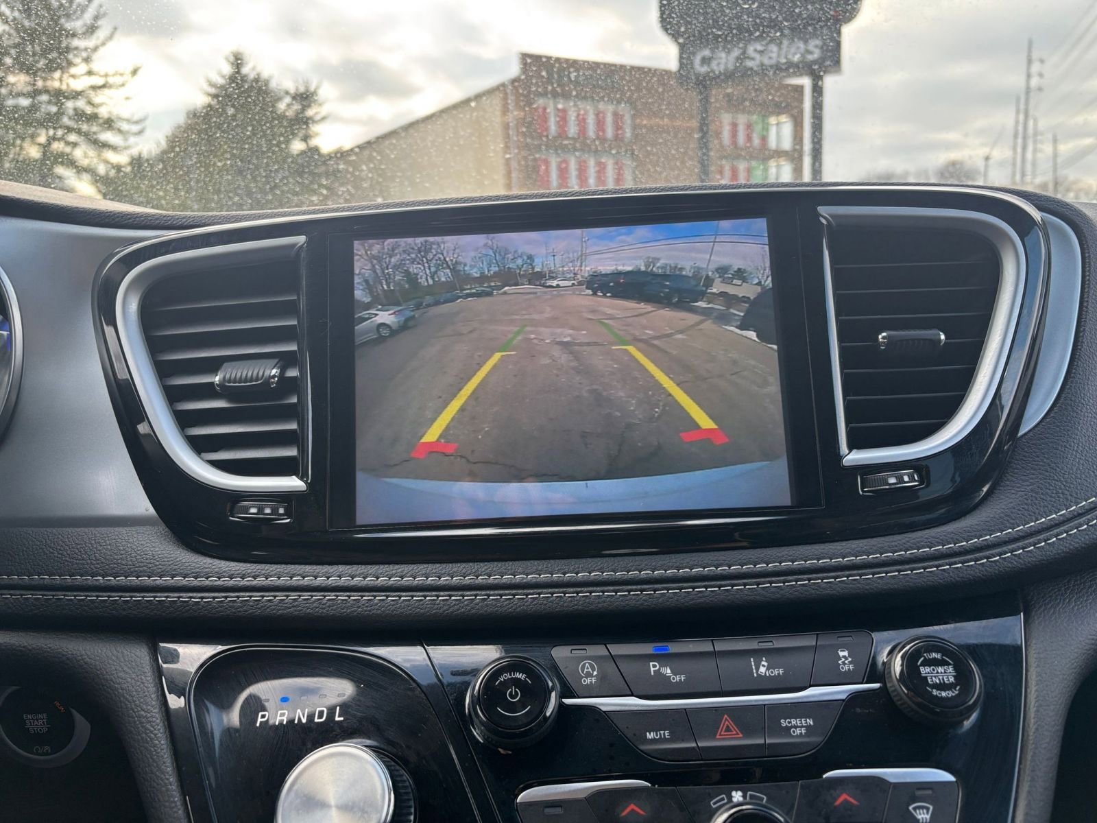 Used 2025 Chrysler Pacifica Limited image 17