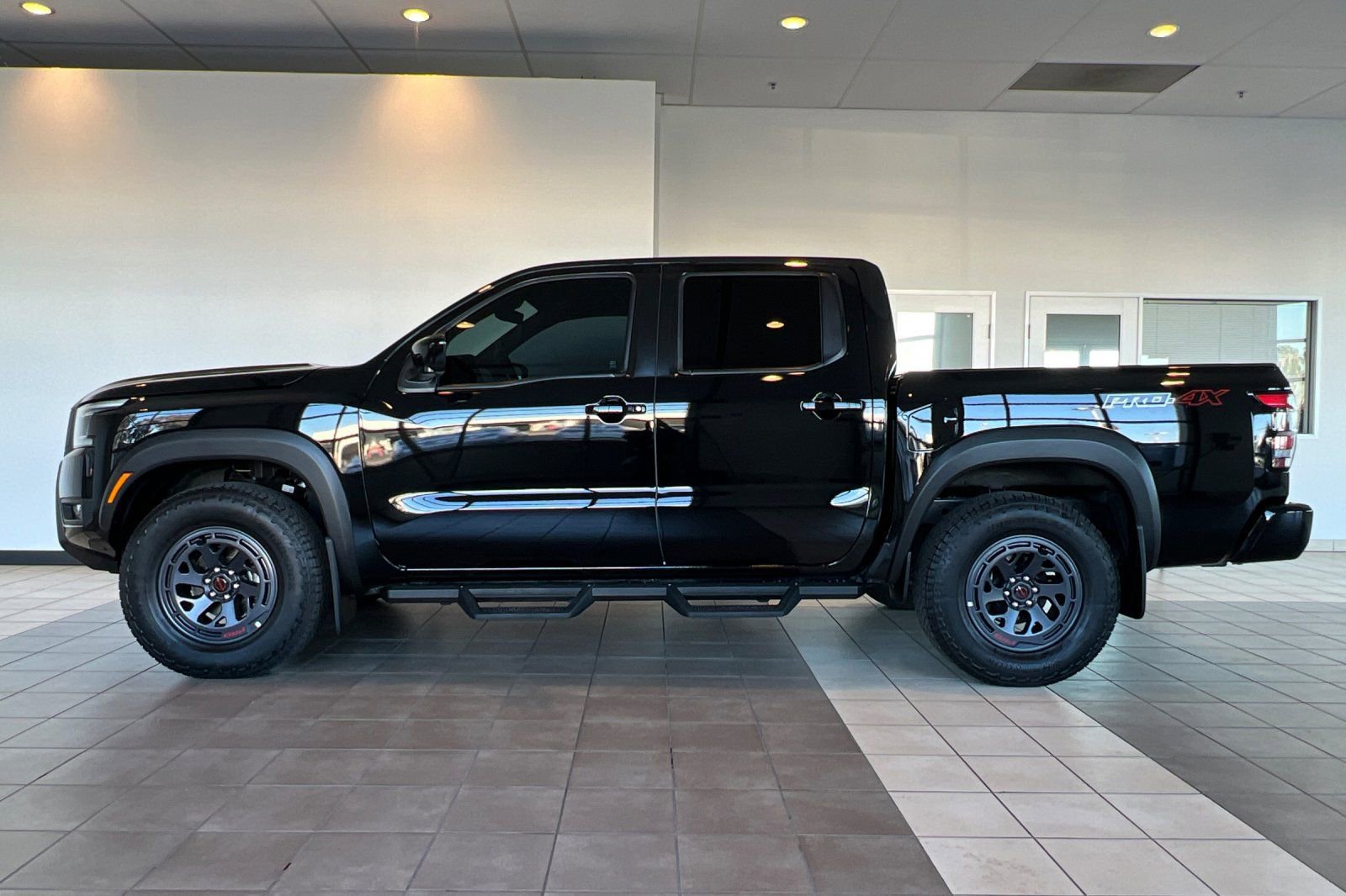 Used 2025 Nissan Frontier PRO-4X w/ Pro Premium Package image 7