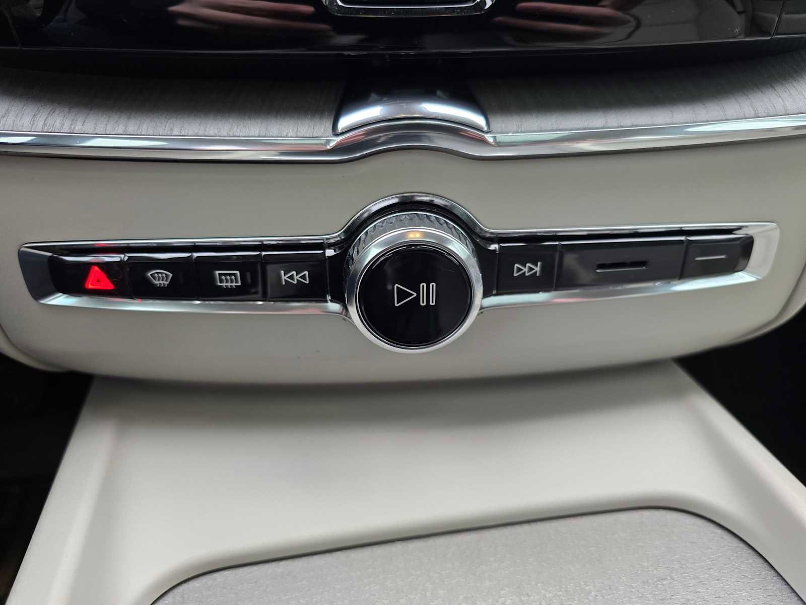 Certified 2023 Volvo XC60 T8 Plus w/ Climate Package image 28