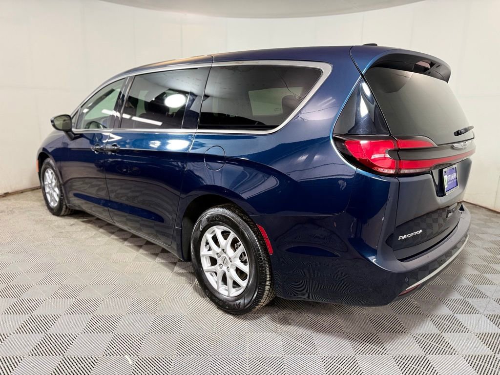 Used 2023 Chrysler Pacifica Touring-L image 4