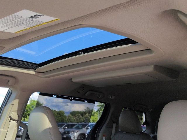 Certified 2017 Toyota Sienna XLE Premium FWD image 10