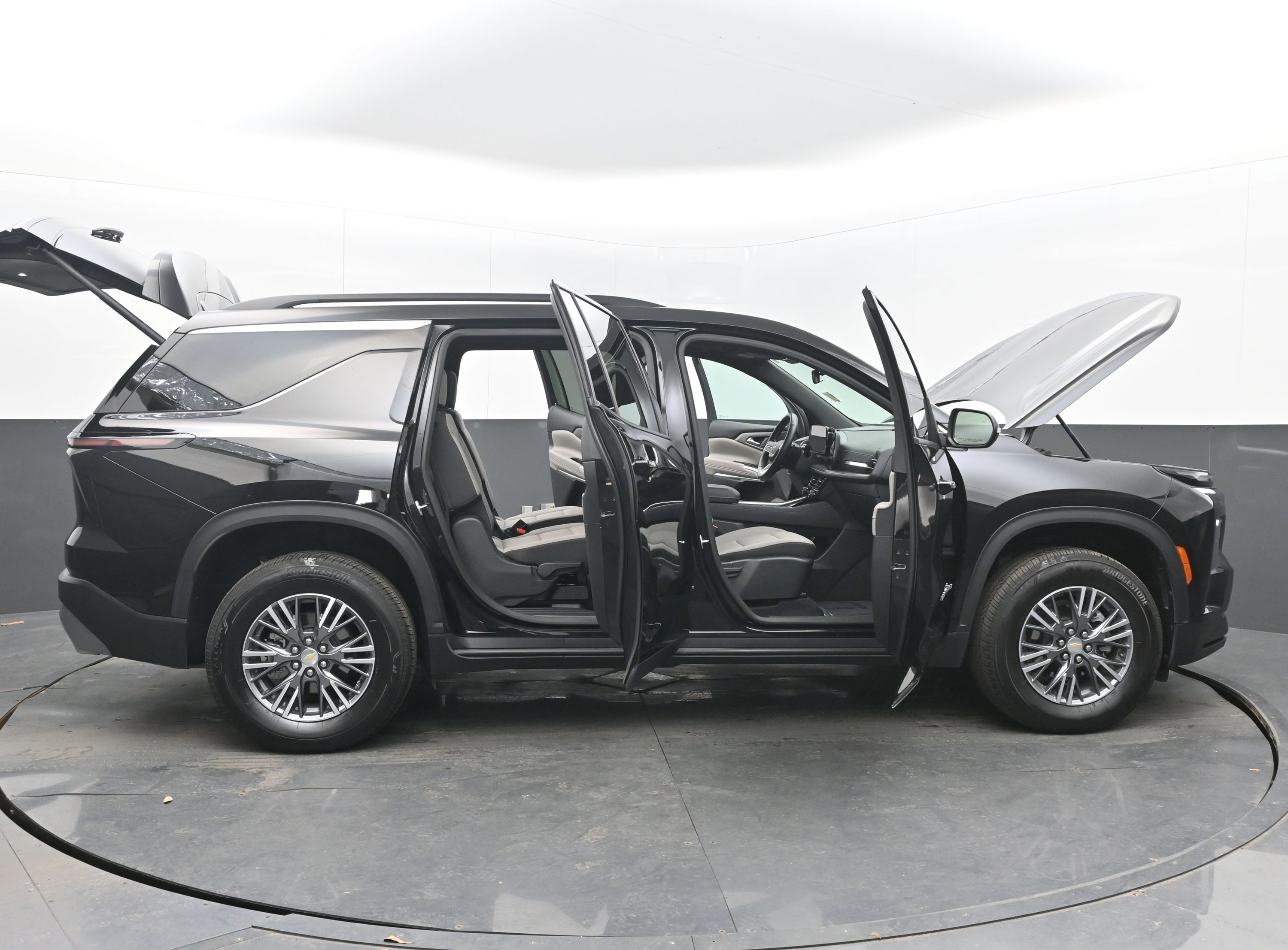 Used 2025 Chevrolet Traverse LT image 43