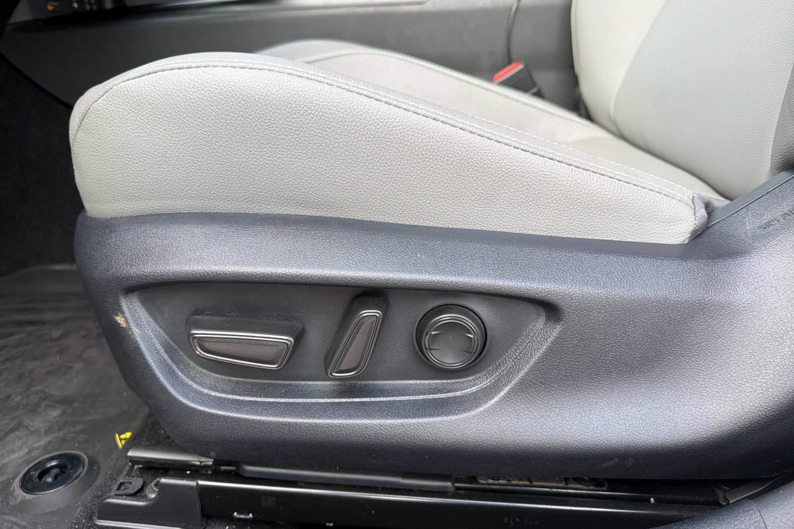 Used 2025 Toyota Camry SE w/ Convenience Package FWD image 15