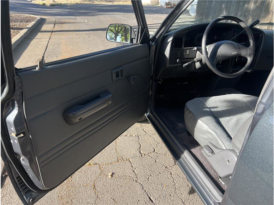 Used 1990 Toyota Pickup Deluxe image 11