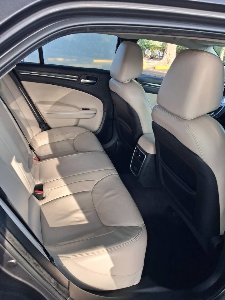 Used 2017 Chrysler 300 Limited RWD image 6