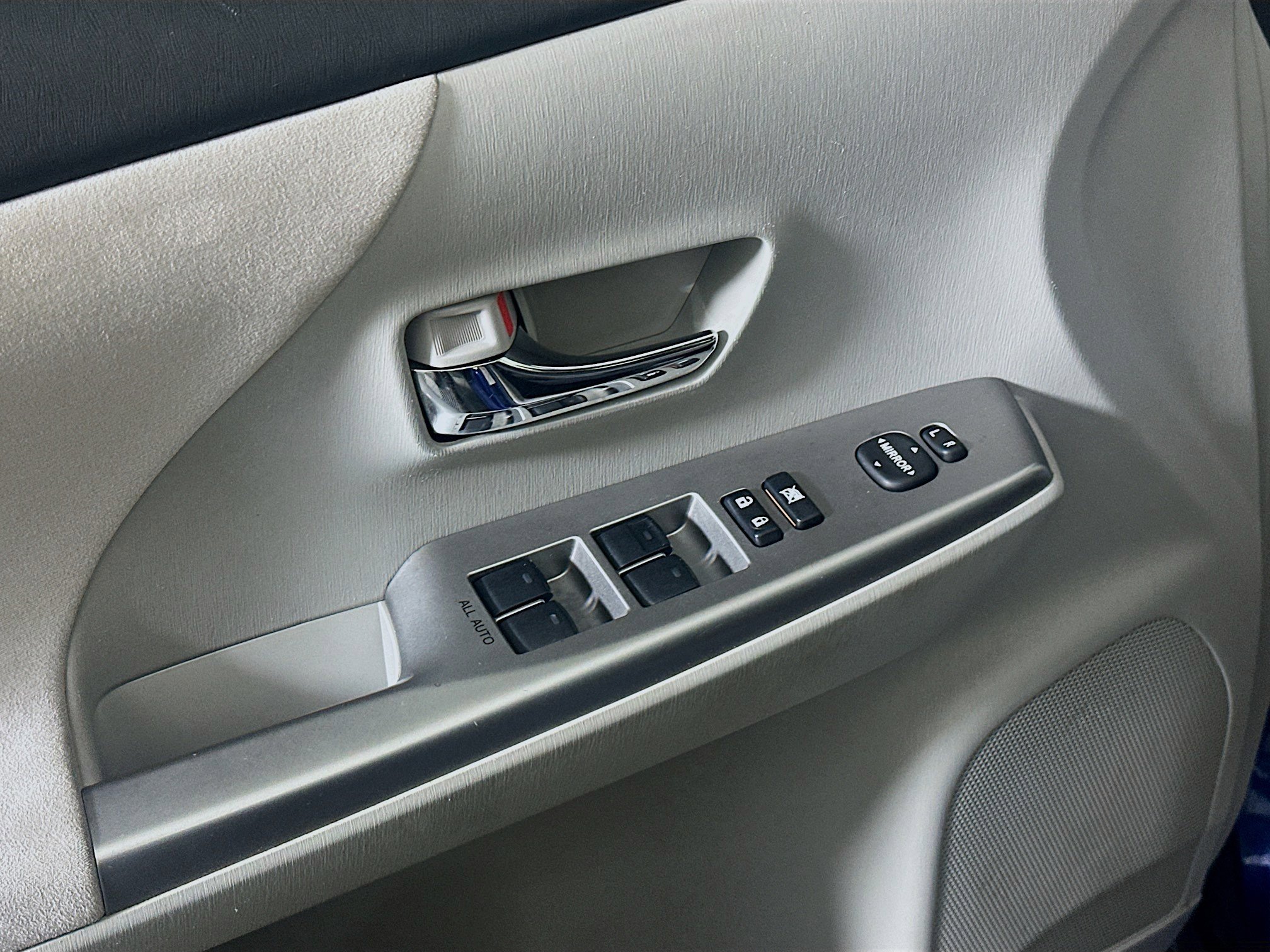 Used 2017 Toyota Prius V Two image 15