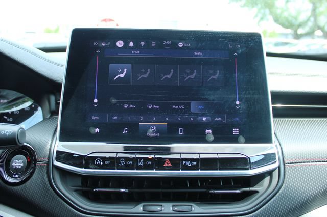 Used 2025 Jeep Compass Trailhawk w/ Trailhawk Convenience Group AWD/4WD image 19