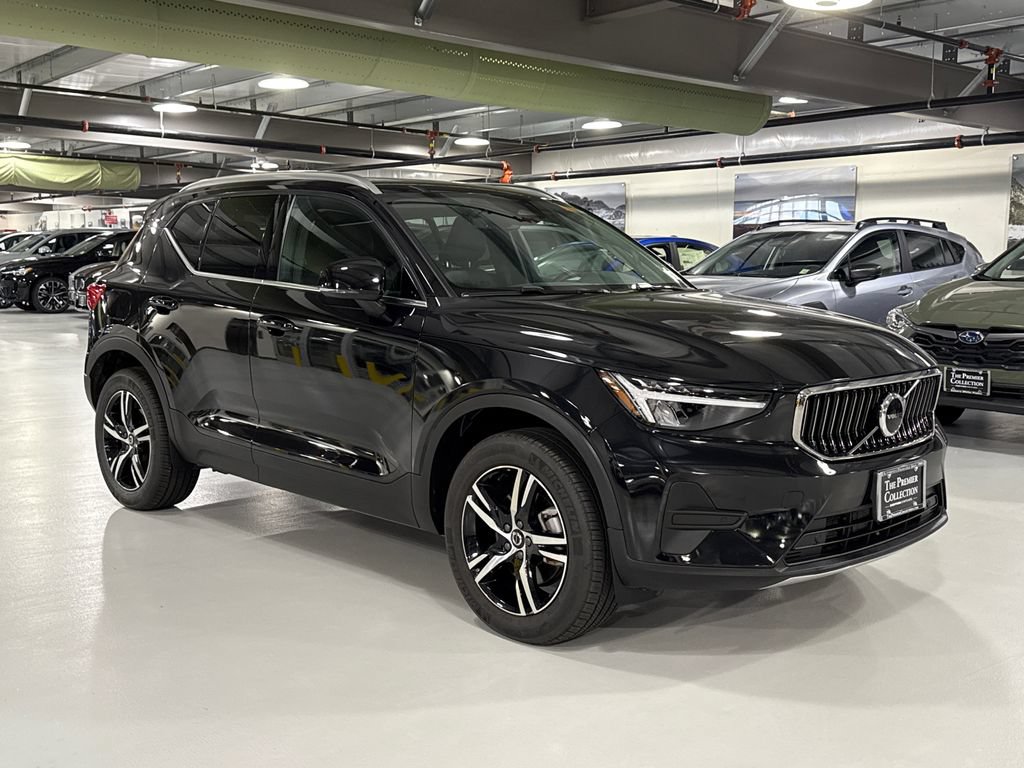 Used 2025 Volvo XC40 B5 Core AWD/4WD image 1