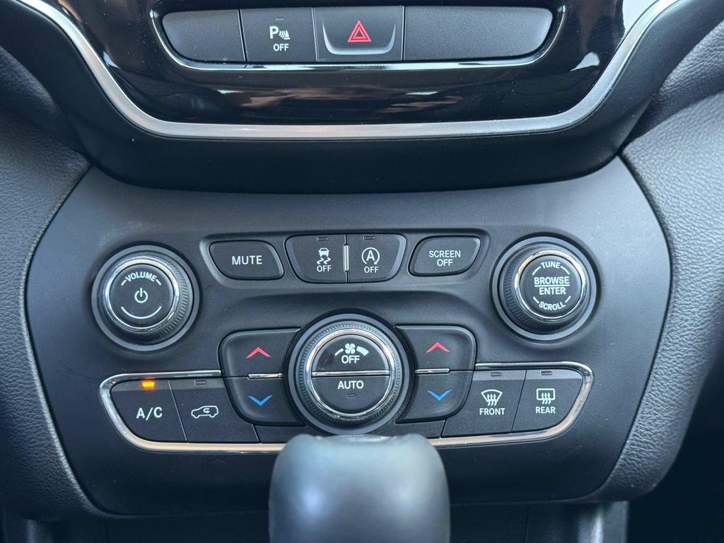 Used 2019 Jeep Cherokee Limited AWD/4WD image 22