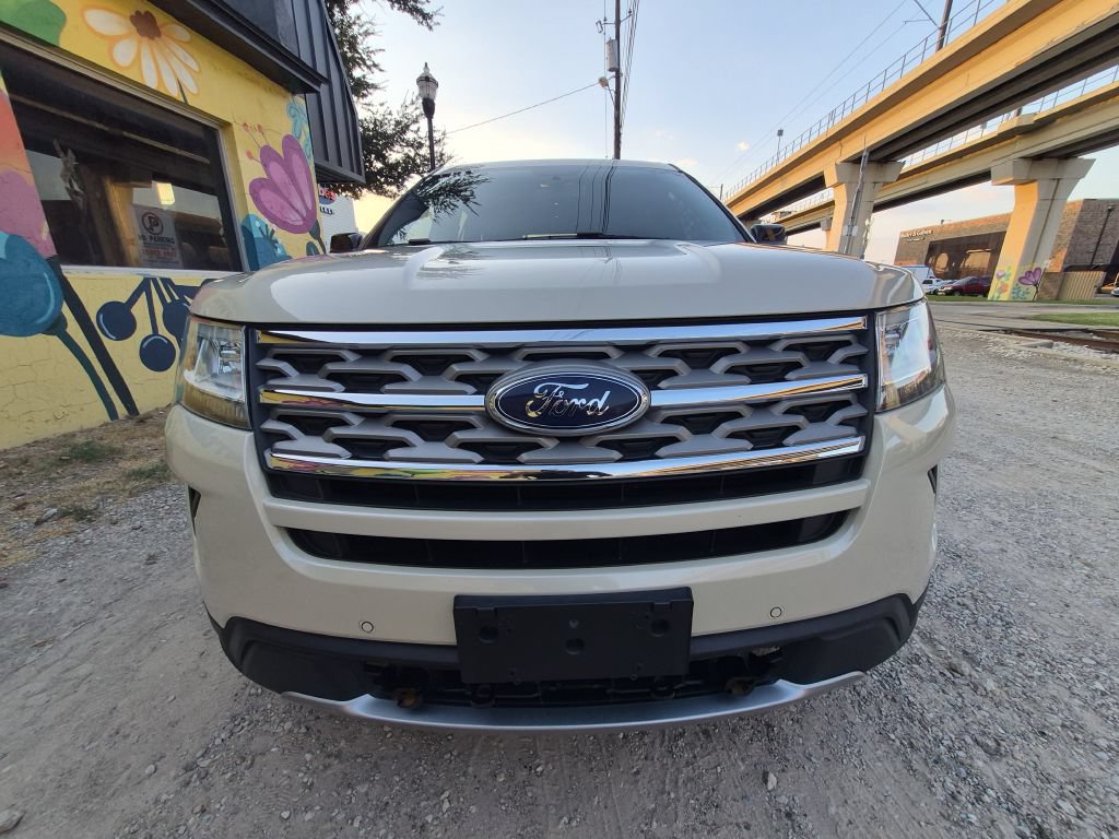 Used 2018 Ford Explorer XLT w/ Equipment Group 202A FWD image 3